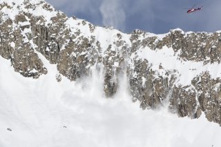 Pour désamorcer le risque d'avalanche, on a souvent recours à des explosions (archives). KEYSTONE/DOMINIC STEINMANN